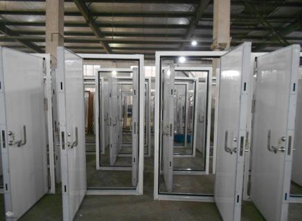 Судовые двери